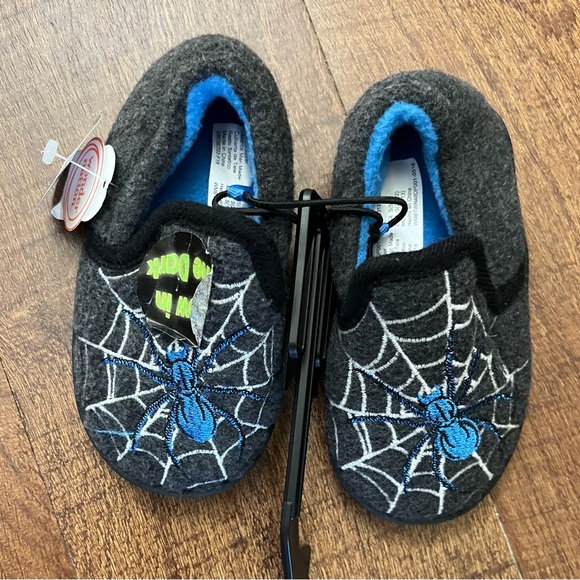 NWT baby toddler boy glow in the dark spider slippers Sz 5/6 - Picture 3 of 11